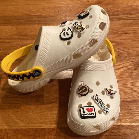 Peanuts®️ Crocs - Charlie Brown 🔆 - Picture 2 of 9